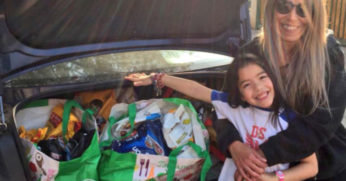 Esta niña no quería regalos de cumpleaños, pidió que le llevaran comida para perros