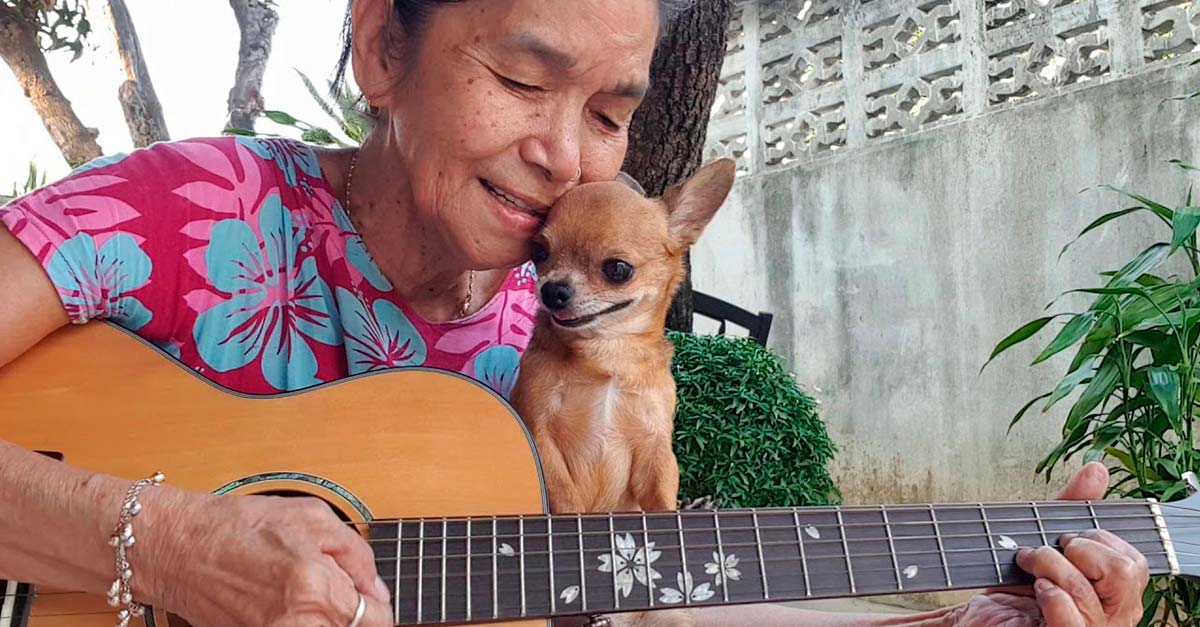 “La música y mi perro, los dos amores de mi vida”, señora canta acompañada de su perrito