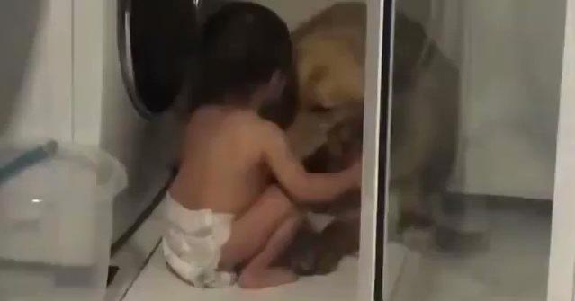 En medio de una tormenta bebé intenta consolar a perrito asustado por los truenos